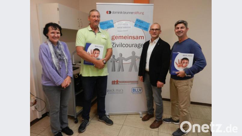 Die beiden Kriminalhauptkommissare Nico Witte (zweiter von links) und Ralph Kappelmeier (rechts) schulten 29 Pädagogen und Sozialarbeiter an zwei Tagen in Gewaltprävention. Rektorin Ulrike Neiser (links) und BLLV-Kreisvorsitzender Uwe Prösl wünschten den Teilnehmern viel Erfolg bei der Umsetzung des Gelernten im Schulalltag Bild: hos
