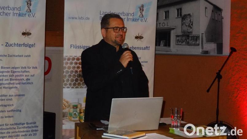 Kreisvorsitzender Andreas Royer beim Imkertag: &quot;Summende Bienen vermitteln den Eindruck &quot;heile Welt&quot; . Um so schwerwiegender wird ihre Gefährdung wahrgenommen.&quot; Bild: hka