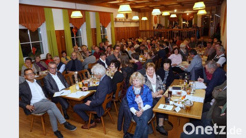 Kaum mehr Platz im Saal des Landgasthofes „Goldener Engel“. Nur beim Fasching seien so viele Menschen hier, meinte Vorsitzender Lippert. Bild: bkr
