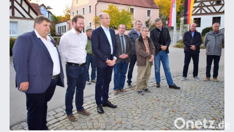 Am Dorfplatz wird Staatsminister Albert Füracker begrüßt. Bild: no