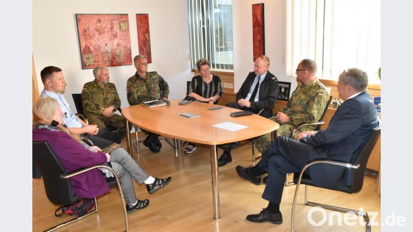 Das Benefizkonzert des Heeresmusikkorps besprechen (von rechts) OB Kurt Seggewiß, Kommandeur Sven Zickmantel, Oberstleutnant Roland Kahle, Kulturchefin Petra Vorsatz, Hauptfeldwebel Mario Hönig, Oberstabsfeldwebel Thomas Eichinger, Hauptfeldwebel Eugen Knittel und Ursula Barrois von der &quot;Initiative&quot;. Bild: hcz