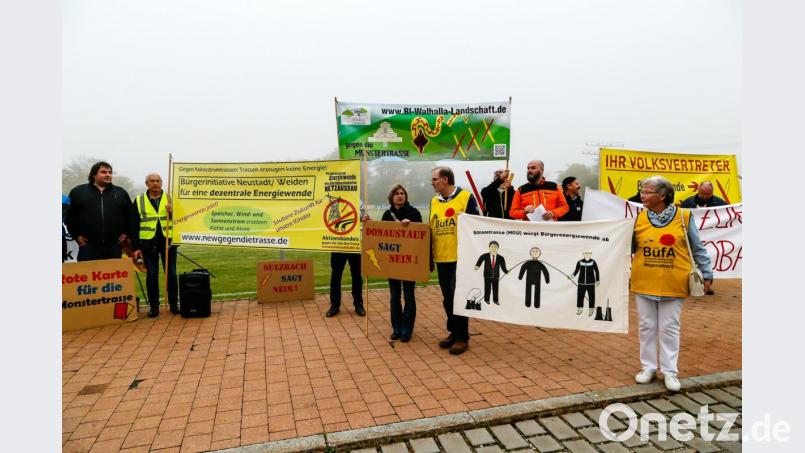Vertreter von Bürgerinitiativen aus der Oberpfalz und Niederbayern demonstrierten vor der Jahnhalle in Regenstauf gegen den geplanten Süd-Ost-Link. Bild: Hösamer