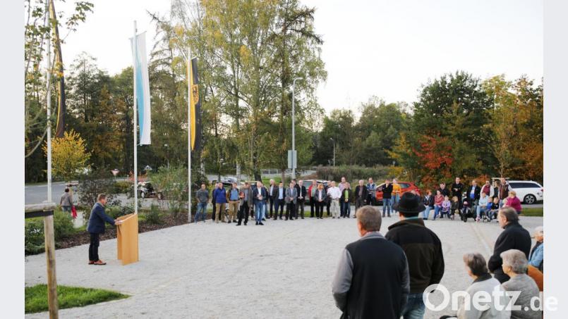 In einer Feierstunde wurde die neugestaltete Dorfmitte in Grötschenreuth ihrer Bestimmung übergeben. Am Rednerpult (links) Bürgermeister Hans Donko. Bild: njn