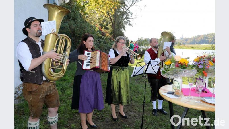 "Alte Freind": Eine Gruppe der Jugendblaskapelle begleitete die Zillentaufe musikalisch. Bild: GERHARD GOETZ