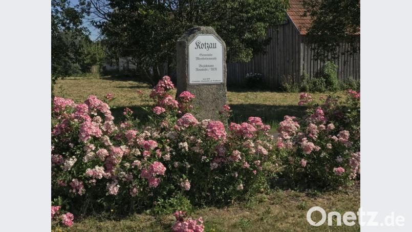Bei dem Granitblock, der nicht den Eindruck eines neuen Steines hinterlässt, handelt es sich in der Tat um den ehemaligen Dorfstein von Kotzau, das bis zur Gebietsreform 1972 zu Meerbodenreuth und davor zu Parkstein gehörte. Bild: Rainer Christoph