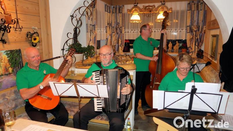 Musikalisch umrahmt wurde das Vereinsjubiläum von der Friedenfelser Stubnmusi in der Besetzung (von links) Bernhard Schaumberger, Reinhard Schwarz, Karl Käß und Petra Bannert. Bild: bsc