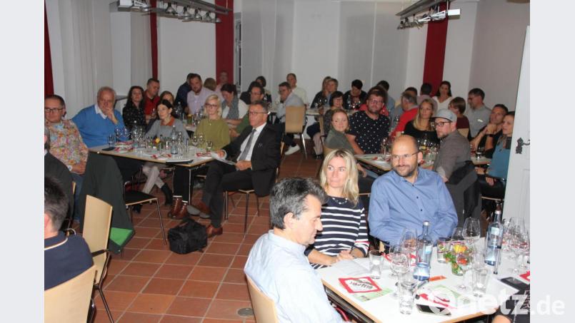 Bis auf den letzten Platz besetzt war der Hörmann-Saal bei der Weinverkostung des Stadtmarketingvereins. Bild: kro
