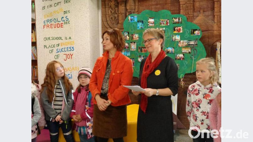 Initiatoren der deutsch-tschechischen Begegnung sind Schulleiterin Gabriele Bodner (Zweite von rechts) und Dolmetscherin Lenka Uschold (links daneben). Bild: do