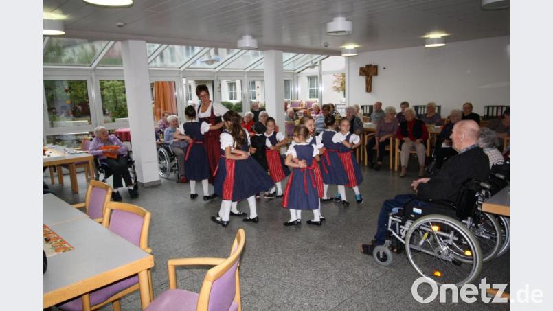 Immer ein Grund zur Freude für die Senioren im Pressather Altenheim sind die Auftritte der Trabitzer &quot;Haidnaabtaler&quot;-Trachtenkinder (mit Jugendleiterin Barbara Heser). Bild: bjp