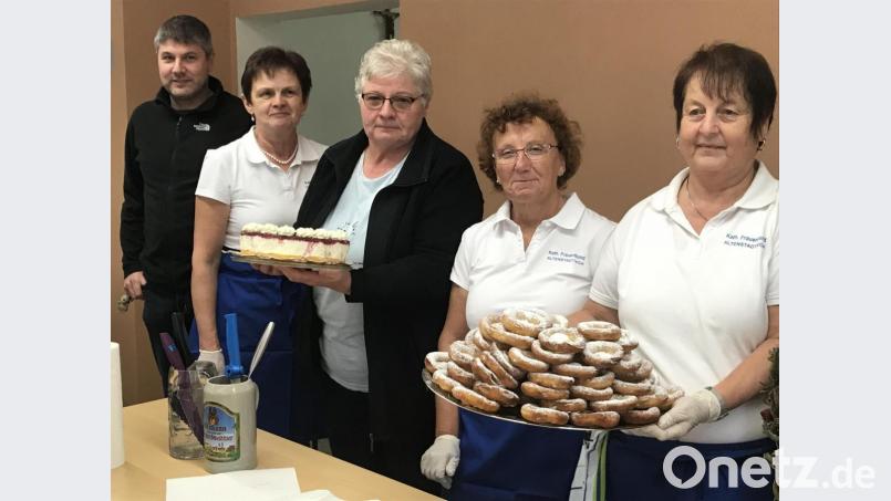 Der Frauenbundzweigverein verbuchte wieder einen vollen Erfolg beim Herbstmarkt. Insbesondere die selbstgebackenen Küchel, Torten und Kuchen finden Anklang bei den Besuchern. Kein Krümel blieb liegen, denn die süßen Schleckermäuler standen Schlange.. Bild: dob
