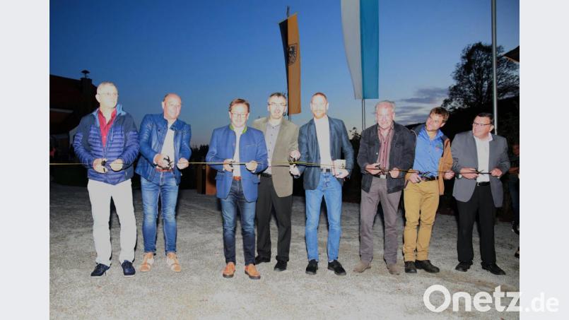 Nicht fehlen durfte der symbolische Banddurchschnitt. Auf dem Bild (von links) Bauoberrat Horst Wiesinger (Amt für ländliche Entwicklung), Firmenchef Alexander Dumler, Bürgermeister Hans Donko, die Pfarrer Martin Besold und Christoph Zeh, Landschaftsarchitekt Albrecht Strohn, Punzmann-Geschäftsführer Josef Roth und Stadtrat Rolf Hanauer. Bild: njn