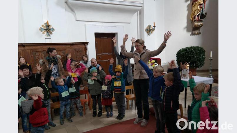 Die Kids stellen den Apfelbaum dar Bild: stn