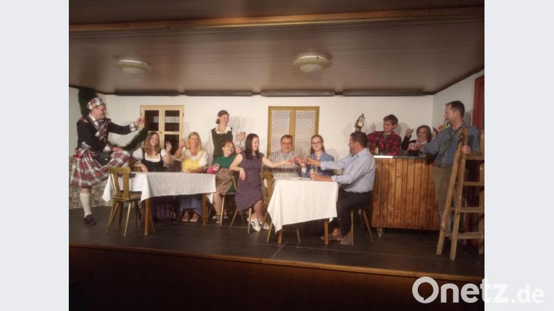 Ein guter Grund anzustoßen: Auf die neue Mitspielerin Lisa Scheck (Dritte von links) inmitten der weit gediehenen Proben für den Schwank &quot;Je oller, desto toller.&quot; Bild: fjo