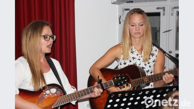 Das Gesangsduo &quot;Marina &amp; Magdalena&quot; unterhielt die Gäste des Weinabends. Bild: kro