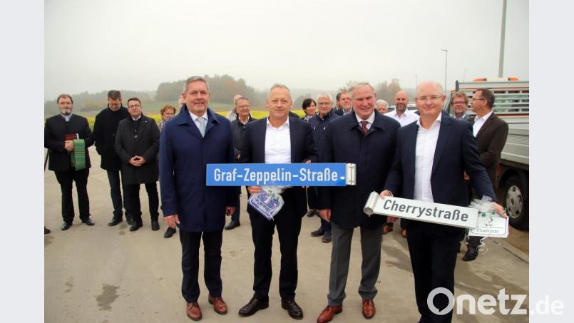 Straßenschilder als Geschenke zum Einstand (von links): Bürgermeister Joachim Neuß, ZF-Geschäftsführer Harald Deiss, stellvertretender Landrat Martin Weiß und Cherry-Geschäftsführer Rolf Unterberger. Bild: jma