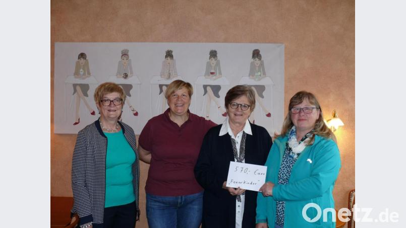 Bei der Übergabe der Spende: (von links) Gudrun Sirtl, Karin Neumann, Dr. Annemarie Schraml und Rita Heinrich. Bild: kgg