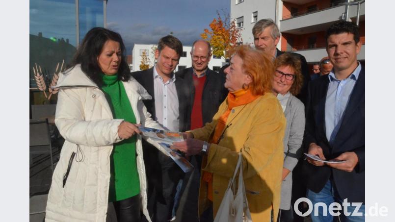 Auch Brigitte Young übergibt eine schriftliche Bitte an die CSU. Die nach Jahrzehnten aus den USA zurückgekehrte Weidenerin äußerte ihre täglich Angst die sie hat, wenn sie zum Einkaufen im Netto-Markt den Hammerweg überqueren muss. Niko Vranjes (rechts) verspricht, sich um eine Querungshilfe zu kümmern. Neben ihm fordert Paul Grötsch dringend ein Vereinsheim. Bild: Kunz