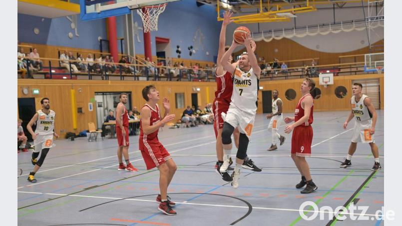 Viel zu selten gelang dem TV Amberg eine erfolgreiche Aktion Richtung Korb. Kapitän Sergej Hacksteder setzt sich hier einmal durch. Bild: ref