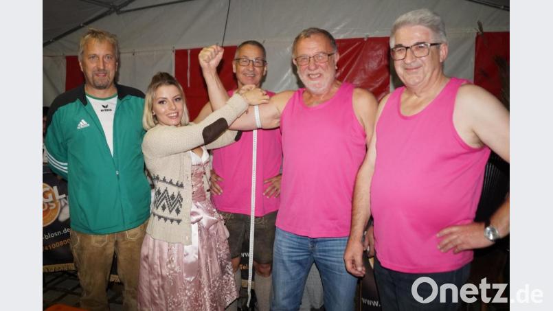 „Wer hat den größten Bizeps?“, hieß es beim Bürgermeisterauftrieb zur Sportheim-Kirwa. Michael Albang, Hans Graßl und Richard Brunner (von rechts) brachten es zusammen auf 1000 Millimeter Umfang. Bild: weu