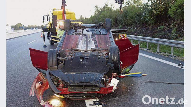 Auf dem Dach blieb der rote Ford der jungen Frau aus der Mitte des Landkreises Amberg-Sulzbach nach der Kollision nahe der Anschlussstelle Moosburg Süd auf der A 92 liegen. Bild: Albrecht