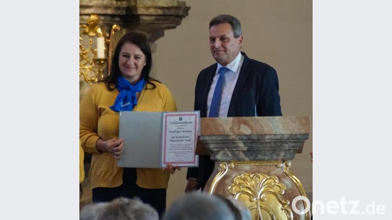 Bürgemeister Norbert Eckl überreichte die Jubiläumsurkunde der Gemeinde Teunz. Bild: weu