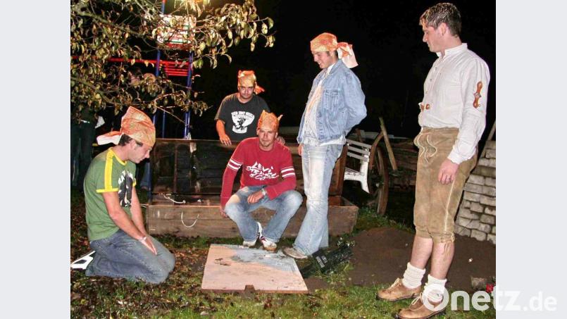 Christian, Martin, Matthias Veigl, Markus Haberkorn und Stephan Veigl (von links) gruben 2004 zum letzten Mal die Kirwa ein. Bild: hai