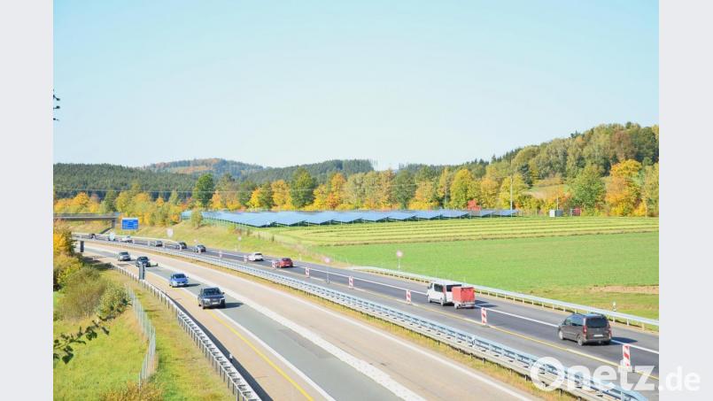 Die erste Sonnenstromanlage auf freier Flur ging erst vor wenigen Wochen am Rande der Autobahn in Betrieb. Mit einem eigenen Programm hofft der Marktrat, dass künftig Dächer Vorrang erhalten. Bild: fjo