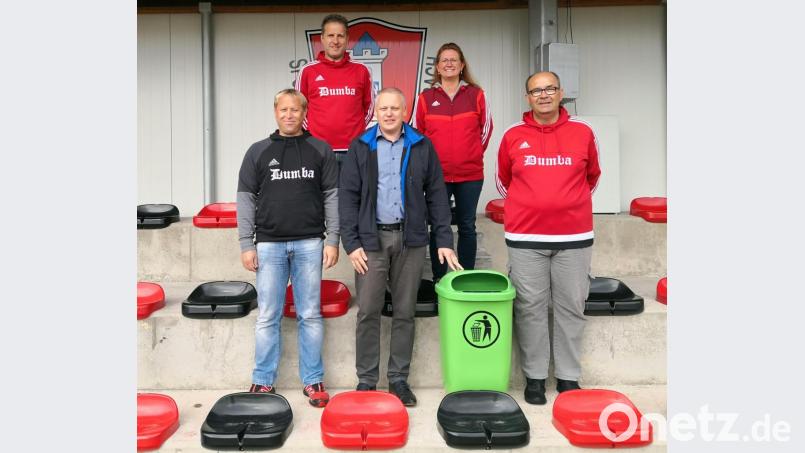 Über neue Abfallbehälter am Sportgelände freuen sich SC-Vorsitzender Josef Reisner, Bürgermeister Jürgen Kürzinger, Platzwart Werner Friedl (vorne, von links) sowie Geschäftsführer Gerhard Frohnhöfer und stellvertretende Vorsitzende Nicole Schusser-Schindler (hinten, von links). Bild: lep