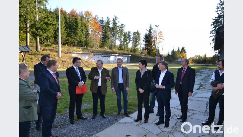 Bürgermeister Alfred Stier (Fünfter von links) erklärte Europaminister Florian Herrmann (Vierter von links) und der Generalkonsulin der Tschechischen Republik in München, Kristina Larischová, seine Idee des &quot;1. Europäischen Naturverständniszentrums Silberhütte&quot;. Bild: rti
