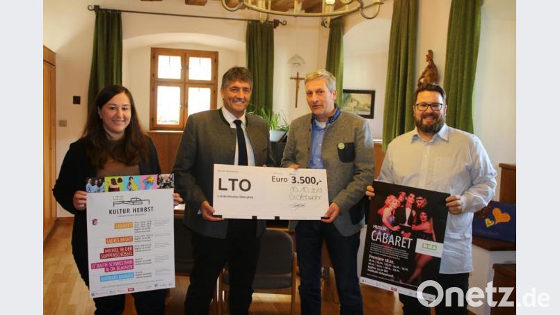 Kulturmanagerin Birgit Plößner (von links), Bürgermeister Edgar Knobloch, Geschäftsführer des Landestheater Oberpfalz Wolfgang Meidenbauer und Leiter der Öffentlichkeitsarbeit Adrian Wenck zogen Bilanz über die Aufführung an der Schönbergbühne. Bild: sne