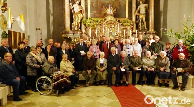 20 Ehepaare feierten gemeinsam Gottesdienst. Mit auf dem Bild (vierter von rechts stehend) Pfarrer Martin Besold. Bild: njn