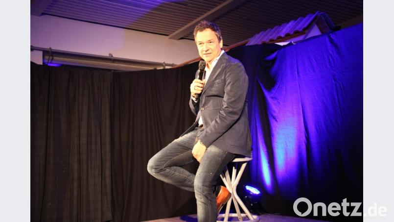 Stephan Bauer, der Kabarettist und Comedian hatte das Futura-Publikum auf seiner Seite. Mit seinem mit Pointen vollgespickten Programm &quot;Vor der Ehe wollt&#039; ich ewig leben&quot; sorgte er für wahre Lachsalven. Bild: prh