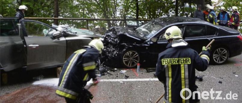 Komplett zerstört wurden sowohl der Hyundai des Unfallverursachers (links) als auch der BMW des Riedener Bauunternehmers (rechts). Bild: Polizei Kochel