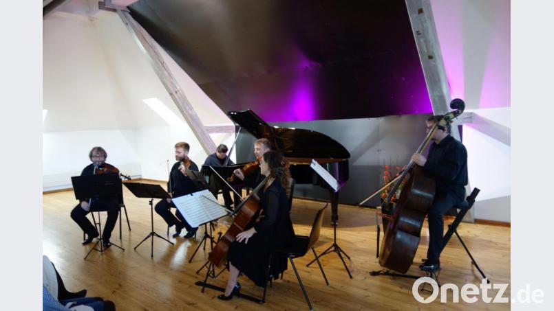 Zum Abschluss des Klassikfestivals „Goldener Oktober“ saß künstlerischer Leiter Christoph Solden selbst am Klavier. Zusammen mit den „Schlesischen Kammersolisten“ spielte er „von Mozart bis ’Stairway to Heaven’“. Bild: Susanne Wolke