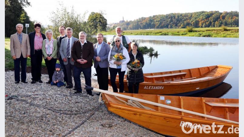 Alexandra Beier und Birgit Angerer (vorne von rechts) sind die Namensgeberinnen für die beiden Zillen. Herbert Huber (dahinter) legte ab zur Jungfernfahrt. Über das gelungene Projekt freuten sich (von links) Bezirksrat Karl Schmid, die Geschäftsführerin des Museums-Fördervereins Kerstin Ehemann, Irene Ehemann als Vertreterin der AG Gästeführer, der designierte Leiter des Freilandmuseums, Tobias Hammerl mit Sohn Johann, stellvertretender Landrat Jakob Scharf, Bürgermeister Armin Schärtl und Bezirksrat Martin Preuß. Bild: Götz