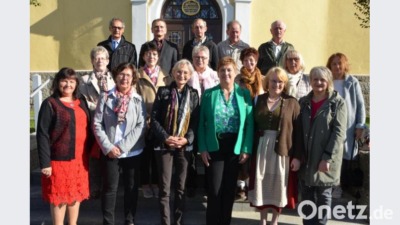 Vor 50 Jahren erhielten die Männer und Frauen vom damaligen Stadtpfarrer Franz Xaver Reitinger das erste Mal den Leib des Herrn. Bis heute ist dieser Tag für die Ehemaligen unvergessen. Bild: dob