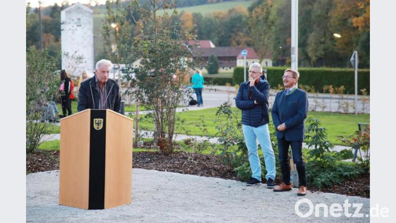Am Rednerpult Landschaftsarchitekt Albrecht Strohn. Mit auf dem Bild (von rechts) Bürgermeister Hans Donko und Horst Wiesinger vom Amt für ländliche Entwicklung. Bild: njn