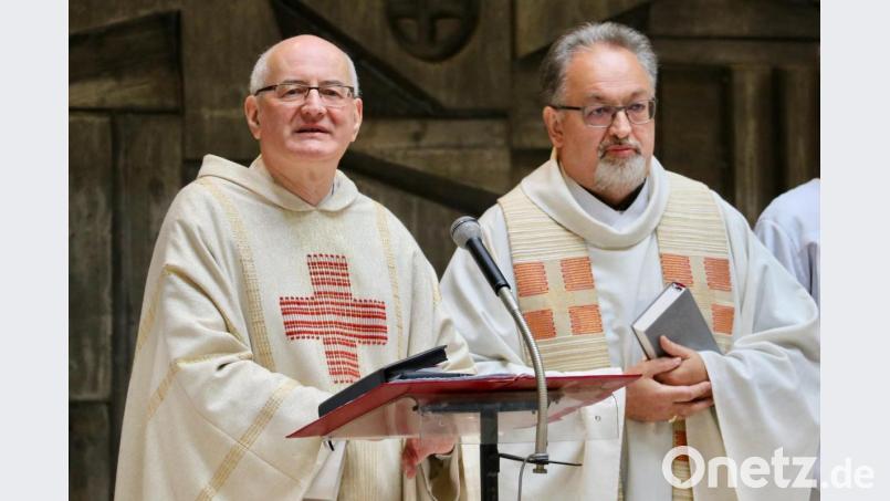 Pfarrer Alois Berzl (links) freut sich, dass er in der Pfarrei St. Michael als neuen Ruhestandsgeistlichen mit Pfarrer Johann Schottenhammel (rechts) einen alten Bekannten begrüßen kann. Bild: ads