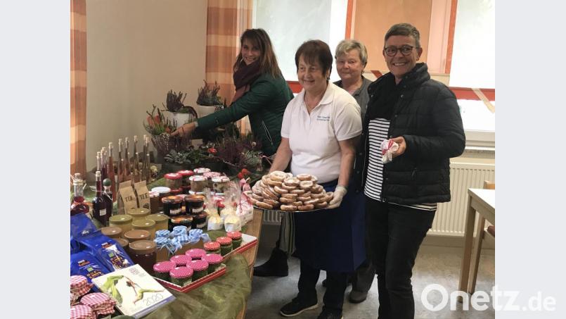 Die Tische im Gemeindehaus haben sich fast gebogen vor lauter Köstlichkeiten aus Garten und Küche. Der Frauenbundzweigverein verbuchte wieder einen vollen Erfolg. Bild: dob
