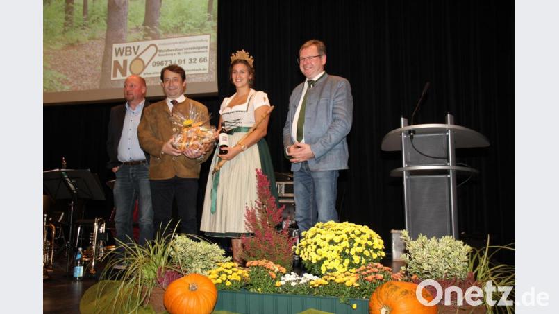 Sie hatten allen Grund zum Feiern: von links WBV-Geschäftsführer Alfons Vogl, der Präsident des Bayerischen Waldbesiterverbandes, die &quot;Waldkönigin&quot; Kerstin Seitz und WBV-Vorsitzender Martin Prey Bild: frd