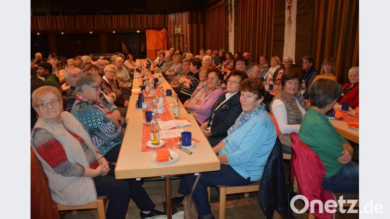 120 Senioren kamen am Donnerstagnachmittag in den Saal des Jugendheims und erlebten drei unterhaltsame Stunden. Bild: jr