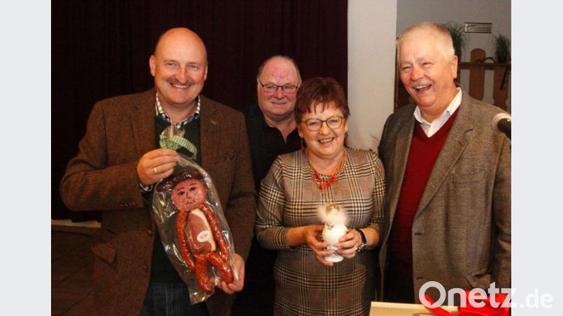 Bezirksvorsitzender Reinhold Strobl (rechts) bedankte sich bei Bezirksrätin Brigitte Graf (Zweite von rechts) und MdB Bernd Rützel (links) mit einem Geschenk. Zweiter von links SPD-AG-Kreisvorsitzender Xaver Bräu. Bild: Hirsch