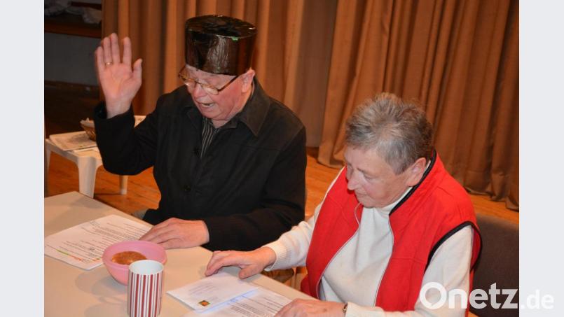 Fridolin Gans und Angela Hetz bei ihrem Sketch „Das Wasser des Moses“. Bild: jr