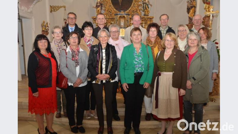 Vor 50 Jahren erhielten die Männer und Frauen vom damaligen Stadtpfarrer Franz Xaver Reitinger das erste Mal den Leib des Herrn. Bis heute ist dieser Tag für die Ehemaligen unvergessen. Bild: dob