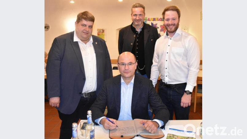Über den Eintrag von Minister Albert Füracker ins goldene Buch der Gemeinde Illschwang freuen sich (stehend, von links) Bürgermeister Dieter Dehling, der stellvertretende CSU-Ortsvorsitzende Matthias Wenkmann sowie der CSU-Ortsvorsitzende und Kreisvorsitzende der Jungen Union Amberg-Sulzbach, Henner Wasmuth. Bild: no