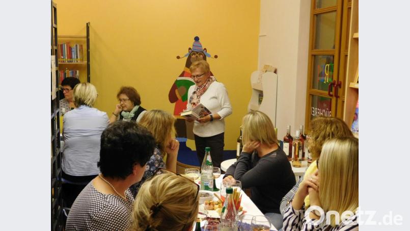 Buchvorstellungen zur Weinprobe – eine perfekte Mischung beim ersten Wein-Lese-Abend in der Neuhauser Pfarrbücherei. Bild: exb