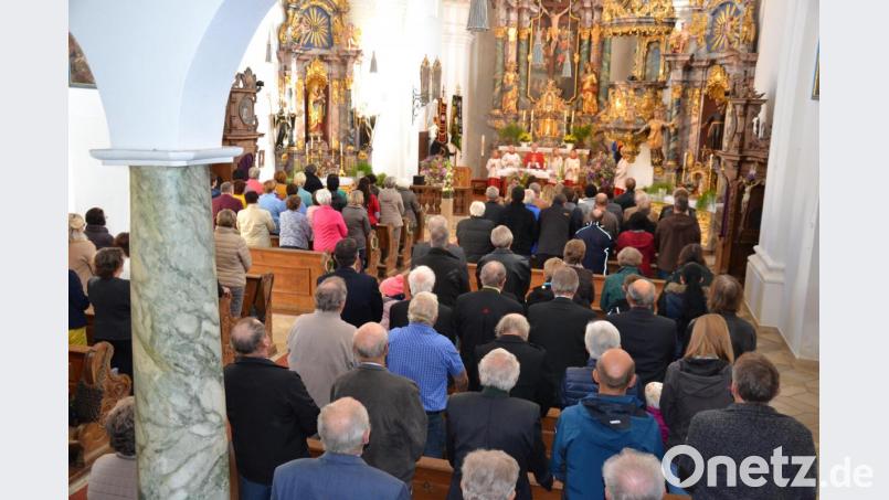 Pfarrer Josef Most feiert mit den Gläubigen in der voll besetzten Wieskirche das Übersetzungsfest. Er dankt allen, die das ganze Jahr über mithelfen, dass die Wallfahrt aufrechterhalten werden kann. Bild: gi