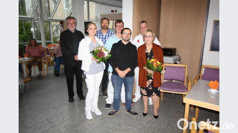 Beim Pressather Seniorenheim-Oktoberfest gratulierten stellvertretender Heimleiter Christian Fuchs und Pfarrer Edmund Prechtl (Dritter und Erster von links) den Mitarbeitern Sabina Kneidl, Benjamin Zeitler, Patrick Lang, Alexander Herrmann und Anita Treffert (Zweite und Vierter bis Siebente von links). Bild: bjp