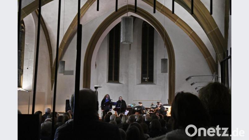 Oftmals mit geschlossenen Augen vollkommen in die Lieder vertieft, sang die Gruppe Taisteal Balladen voller Zärtlichkeit und politische Songs voller Zorn. Dazwischen gab es lockere Plaudereien zum Schmunzeln und Nachdenken. Und das alles ohne Gage für den guten Zweck beim Benefizkonzert der Soroptimistinnen. Der Erlös ist für das Frauenhaus-Projekt des Sozialdienstes katholischer Frauen bestimmt. Bild: Petra Hartl