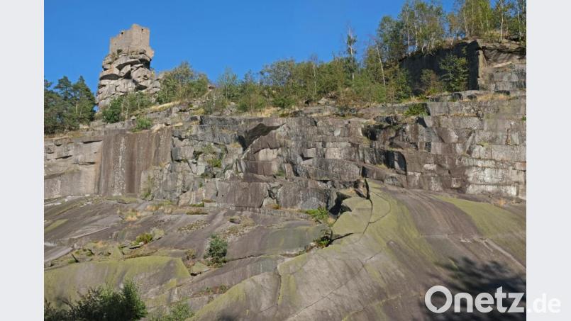 Von seiner schönsten Seite zeigt sich der Schloßberg im Westen. Dort ist die zwiebelschalenförmige Lagerung des Granits besonders gut zu erkennen. Bild: nm